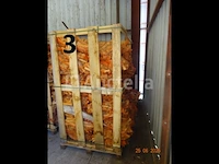 1 rek op pallet met diverse zakken gesneden hout, op 1m20/1m/1m hoog