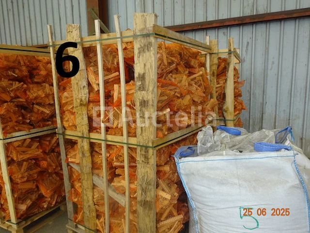 1 rek op pallet met diverse zakken gesneden hout, op 1m20/1m/1m hoog - afbeelding 2 van  4