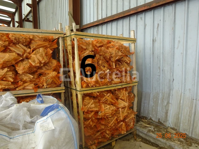 1 rek op pallet met diverse zakken gesneden hout, op 1m20/1m/1m hoog - afbeelding 3 van  4