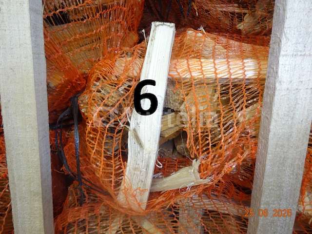 1 rek op pallet met diverse zakken gesneden hout, op 1m20/1m/1m hoog - afbeelding 4 van  4