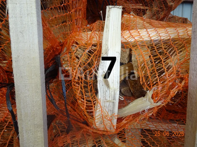 1 rek op pallet met diverse zakken gesneden hout, op 1m20/1m/1m hoog - afbeelding 1 van  3