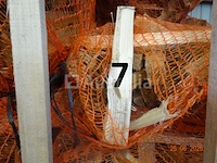 1 rek op pallet met diverse zakken gesneden hout, op 1m20/1m/1m hoog