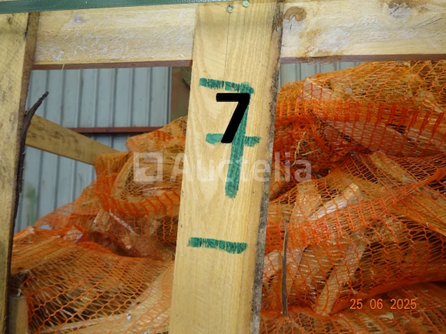 1 rek op pallet met diverse zakken gesneden hout, op 1m20/1m/1m hoog - afbeelding 2 van  3