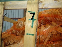 1 rek op pallet met diverse zakken gesneden hout, op 1m20/1m/1m hoog - afbeelding 2 van  3