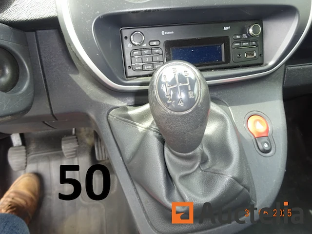 1 renault kangoo bestelwagen, 1e inschrijving 12/07/2017, chassis 419014, cil. 1461cc, 55 kw, diesel, immat1cch903, twee achterdeuren, rechter zijdeur, trekhaak, 5 versnellingen, 2 kentekenkleppen (huis en voertuig), 1 certificaat van overeenstemming, 1 identificatierapport, 1 technisch keuringscertificaat, - afbeelding 32 van  32