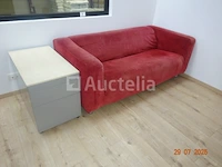 1 rode bank 86/180, 1 kleine metalen kast met drie lades op wielen - afbeelding 1 van  1