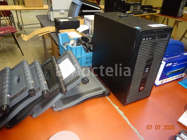 1 senseo philips, 3 harde schijven, waarvan 2 nieuw, 4 kaartlezers, 2 synologie nas-stations, zonder dijk, type ds213, beschermfolies voor mobiele telefoons, 1 gsm-oplader - afbeelding 2 van  3