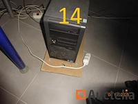 1 set computerapparatuur zoals 2 futji-torens, 1 merk minder ronde, 1 zp450-ticket printer, 1 modem, 1 futji-computer scherm, 1 merk minder toetsenbord, 1 kyocera printer, 1 acer-scherm, 1 logitech-toetsenbord, 1 telefoon, 1 futji-computertoren, 1 planningspaneel, 1 synology nas - afbeelding 2 van  12