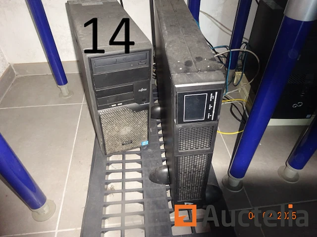 1 set computerapparatuur zoals 2 futji-torens, 1 merk minder ronde, 1 zp450-ticket printer, 1 modem, 1 futji-computer scherm, 1 merk minder toetsenbord, 1 kyocera printer, 1 acer-scherm, 1 logitech-toetsenbord, 1 telefoon, 1 futji-computertoren, 1 planningspaneel, 1 synology nas - afbeelding 4 van  12