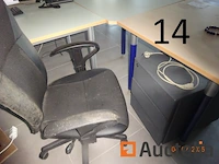 1 set computerapparatuur zoals 2 futji-torens, 1 merk minder ronde, 1 zp450-ticket printer, 1 modem, 1 futji-computer scherm, 1 merk minder toetsenbord, 1 kyocera printer, 1 acer-scherm, 1 logitech-toetsenbord, 1 telefoon, 1 futji-computertoren, 1 planningspaneel, 1 synology nas - afbeelding 6 van  12