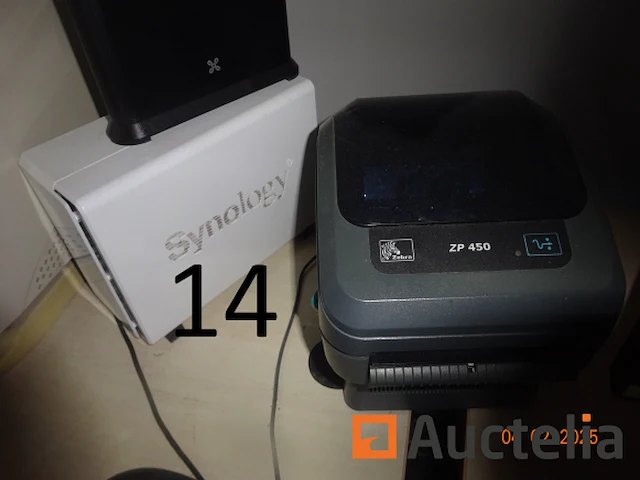 1 set computerapparatuur zoals 2 futji-torens, 1 merk minder ronde, 1 zp450-ticket printer, 1 modem, 1 futji-computer scherm, 1 merk minder toetsenbord, 1 kyocera printer, 1 acer-scherm, 1 logitech-toetsenbord, 1 telefoon, 1 futji-computertoren, 1 planningspaneel, 1 synology nas - afbeelding 7 van  12
