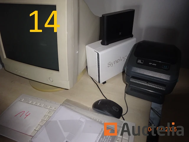 1 set computerapparatuur zoals 2 futji-torens, 1 merk minder ronde, 1 zp450-ticket printer, 1 modem, 1 futji-computer scherm, 1 merk minder toetsenbord, 1 kyocera printer, 1 acer-scherm, 1 logitech-toetsenbord, 1 telefoon, 1 futji-computertoren, 1 planningspaneel, 1 synology nas - afbeelding 8 van  12