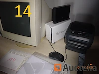 1 set computerapparatuur zoals 2 futji-torens, 1 merk minder ronde, 1 zp450-ticket printer, 1 modem, 1 futji-computer scherm, 1 merk minder toetsenbord, 1 kyocera printer, 1 acer-scherm, 1 logitech-toetsenbord, 1 telefoon, 1 futji-computertoren, 1 planningspaneel, 1 synology nas - afbeelding 8 van  12