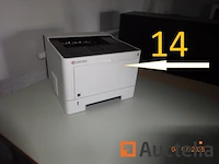 1 set computerapparatuur zoals 2 futji-torens, 1 merk minder ronde, 1 zp450-ticket printer, 1 modem, 1 futji-computer scherm, 1 merk minder toetsenbord, 1 kyocera printer, 1 acer-scherm, 1 logitech-toetsenbord, 1 telefoon, 1 futji-computertoren, 1 planningspaneel, 1 synology nas - afbeelding 9 van  12