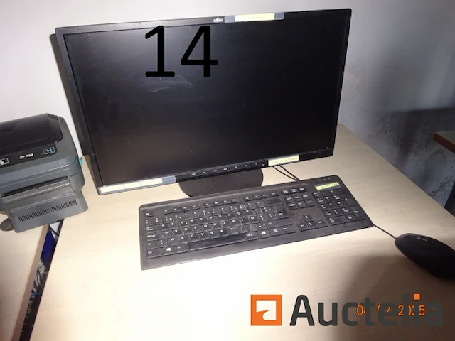 1 set computerapparatuur zoals 2 futji-torens, 1 merk minder ronde, 1 zp450-ticket printer, 1 modem, 1 futji-computer scherm, 1 merk minder toetsenbord, 1 kyocera printer, 1 acer-scherm, 1 logitech-toetsenbord, 1 telefoon, 1 futji-computertoren, 1 planningspaneel, 1 synology nas - afbeelding 10 van  12