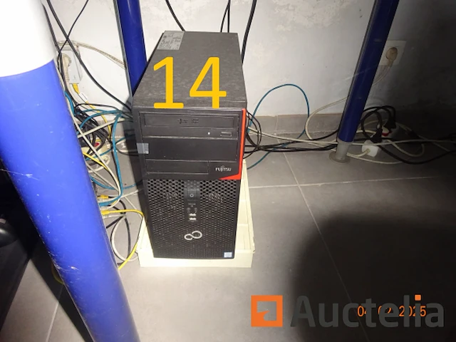1 set computerapparatuur zoals 2 futji-torens, 1 merk minder ronde, 1 zp450-ticket printer, 1 modem, 1 futji-computer scherm, 1 merk minder toetsenbord, 1 kyocera printer, 1 acer-scherm, 1 logitech-toetsenbord, 1 telefoon, 1 futji-computertoren, 1 planningspaneel, 1 synology nas - afbeelding 11 van  12
