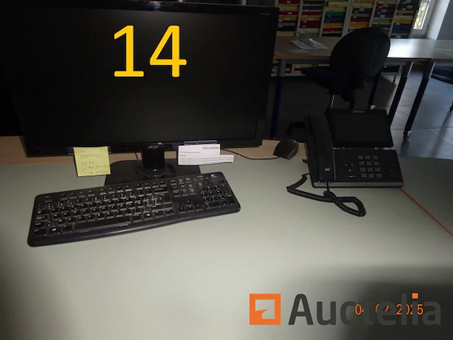 1 set computerapparatuur zoals 2 futji-torens, 1 merk minder ronde, 1 zp450-ticket printer, 1 modem, 1 futji-computer scherm, 1 merk minder toetsenbord, 1 kyocera printer, 1 acer-scherm, 1 logitech-toetsenbord, 1 telefoon, 1 futji-computertoren, 1 planningspaneel, 1 synology nas - afbeelding 12 van  12