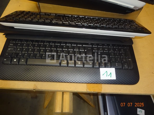1 set diverse onderdelen laptops, diverse toetsenborden, diverse rj45 patch racks d-link, netaso, aruba - afbeelding 1 van  4