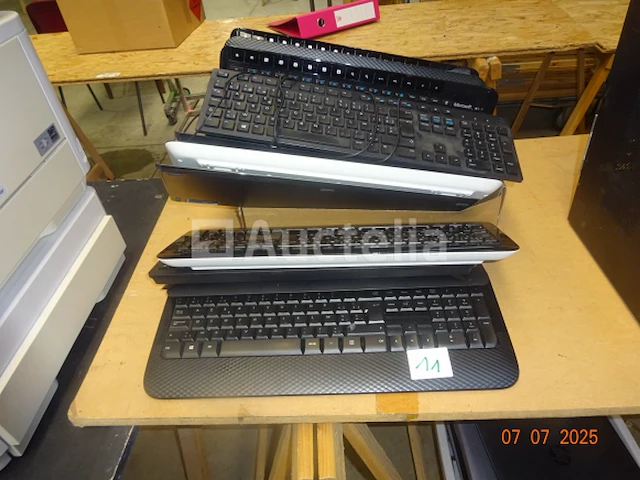 1 set diverse onderdelen laptops, diverse toetsenborden, diverse rj45 patch racks d-link, netaso, aruba - afbeelding 4 van  4