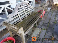 1 set outdoor meubilair zoals 2 teakhouten ligstoelen, 1 tuintafel 80cm/80cm/71cm, 4 kunststof rieten stoelen, 1 teakhouten bank, 1 barbecue, 1 teakhouten roltafel, 1 teakhouten tafel met 6 lange opvouwbare stoelen. totaal tafel 2m40, 4 metaal frame ligstoelen, 3 buitenbanken, 1 console, 1 boeddhahoofd, 1 kleine tafel twee bovenste marmeren rek compartimenten - afbeelding 3 van  15