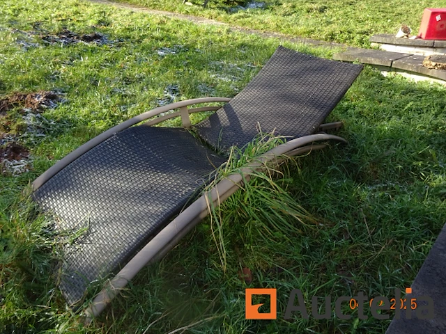 1 set outdoor meubilair zoals 2 teakhouten ligstoelen, 1 tuintafel 80cm/80cm/71cm, 4 kunststof rieten stoelen, 1 teakhouten bank, 1 barbecue, 1 teakhouten roltafel, 1 teakhouten tafel met 6 lange opvouwbare stoelen. totaal tafel 2m40, 4 metaal frame ligstoelen, 3 buitenbanken, 1 console, 1 boeddhahoofd, 1 kleine tafel twee bovenste marmeren rek compartimenten - afbeelding 4 van  15