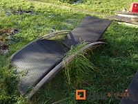 1 set outdoor meubilair zoals 2 teakhouten ligstoelen, 1 tuintafel 80cm/80cm/71cm, 4 kunststof rieten stoelen, 1 teakhouten bank, 1 barbecue, 1 teakhouten roltafel, 1 teakhouten tafel met 6 lange opvouwbare stoelen. totaal tafel 2m40, 4 metaal frame ligstoelen, 3 buitenbanken, 1 console, 1 boeddhahoofd, 1 kleine tafel twee bovenste marmeren rek compartimenten - afbeelding 4 van  15