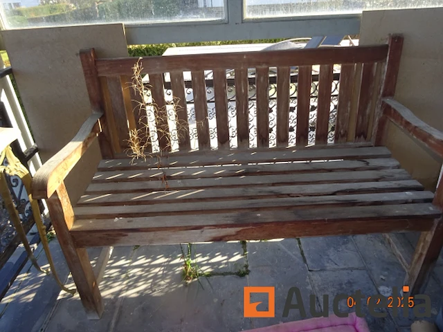 1 set outdoor meubilair zoals 2 teakhouten ligstoelen, 1 tuintafel 80cm/80cm/71cm, 4 kunststof rieten stoelen, 1 teakhouten bank, 1 barbecue, 1 teakhouten roltafel, 1 teakhouten tafel met 6 lange opvouwbare stoelen. totaal tafel 2m40, 4 metaal frame ligstoelen, 3 buitenbanken, 1 console, 1 boeddhahoofd, 1 kleine tafel twee bovenste marmeren rek compartimenten - afbeelding 5 van  15