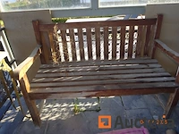 1 set outdoor meubilair zoals 2 teakhouten ligstoelen, 1 tuintafel 80cm/80cm/71cm, 4 kunststof rieten stoelen, 1 teakhouten bank, 1 barbecue, 1 teakhouten roltafel, 1 teakhouten tafel met 6 lange opvouwbare stoelen. totaal tafel 2m40, 4 metaal frame ligstoelen, 3 buitenbanken, 1 console, 1 boeddhahoofd, 1 kleine tafel twee bovenste marmeren rek compartimenten - afbeelding 5 van  15