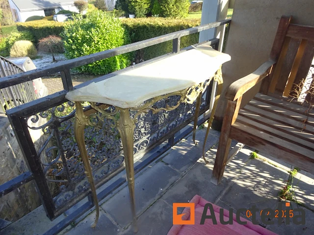 1 set outdoor meubilair zoals 2 teakhouten ligstoelen, 1 tuintafel 80cm/80cm/71cm, 4 kunststof rieten stoelen, 1 teakhouten bank, 1 barbecue, 1 teakhouten roltafel, 1 teakhouten tafel met 6 lange opvouwbare stoelen. totaal tafel 2m40, 4 metaal frame ligstoelen, 3 buitenbanken, 1 console, 1 boeddhahoofd, 1 kleine tafel twee bovenste marmeren rek compartimenten - afbeelding 6 van  15