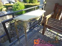 1 set outdoor meubilair zoals 2 teakhouten ligstoelen, 1 tuintafel 80cm/80cm/71cm, 4 kunststof rieten stoelen, 1 teakhouten bank, 1 barbecue, 1 teakhouten roltafel, 1 teakhouten tafel met 6 lange opvouwbare stoelen. totaal tafel 2m40, 4 metaal frame ligstoelen, 3 buitenbanken, 1 console, 1 boeddhahoofd, 1 kleine tafel twee bovenste marmeren rek compartimenten - afbeelding 6 van  15
