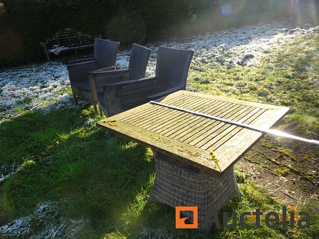 1 set outdoor meubilair zoals 2 teakhouten ligstoelen, 1 tuintafel 80cm/80cm/71cm, 4 kunststof rieten stoelen, 1 teakhouten bank, 1 barbecue, 1 teakhouten roltafel, 1 teakhouten tafel met 6 lange opvouwbare stoelen. totaal tafel 2m40, 4 metaal frame ligstoelen, 3 buitenbanken, 1 console, 1 boeddhahoofd, 1 kleine tafel twee bovenste marmeren rek compartimenten - afbeelding 1 van  15