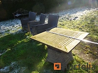 1 set outdoor meubilair zoals 2 teakhouten ligstoelen, 1 tuintafel 80cm/80cm/71cm, 4 kunststof rieten stoelen, 1 teakhouten bank, 1 barbecue, 1 teakhouten roltafel, 1 teakhouten tafel met 6 lange opvouwbare stoelen. totaal tafel 2m40, 4 metaal frame ligstoelen, 3 buitenbanken, 1 console, 1 boeddhahoofd, 1 kleine tafel twee bovenste marmeren rek compartimenten - afbeelding 1 van  15