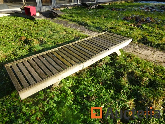1 set outdoor meubilair zoals 2 teakhouten ligstoelen, 1 tuintafel 80cm/80cm/71cm, 4 kunststof rieten stoelen, 1 teakhouten bank, 1 barbecue, 1 teakhouten roltafel, 1 teakhouten tafel met 6 lange opvouwbare stoelen. totaal tafel 2m40, 4 metaal frame ligstoelen, 3 buitenbanken, 1 console, 1 boeddhahoofd, 1 kleine tafel twee bovenste marmeren rek compartimenten - afbeelding 8 van  15
