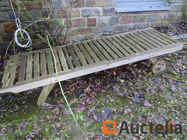 1 set outdoor meubilair zoals 2 teakhouten ligstoelen, 1 tuintafel 80cm/80cm/71cm, 4 kunststof rieten stoelen, 1 teakhouten bank, 1 barbecue, 1 teakhouten roltafel, 1 teakhouten tafel met 6 lange opvouwbare stoelen. totaal tafel 2m40, 4 metaal frame ligstoelen, 3 buitenbanken, 1 console, 1 boeddhahoofd, 1 kleine tafel twee bovenste marmeren rek compartimenten - afbeelding 10 van  15