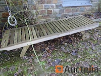 1 set outdoor meubilair zoals 2 teakhouten ligstoelen, 1 tuintafel 80cm/80cm/71cm, 4 kunststof rieten stoelen, 1 teakhouten bank, 1 barbecue, 1 teakhouten roltafel, 1 teakhouten tafel met 6 lange opvouwbare stoelen. totaal tafel 2m40, 4 metaal frame ligstoelen, 3 buitenbanken, 1 console, 1 boeddhahoofd, 1 kleine tafel twee bovenste marmeren rek compartimenten - afbeelding 10 van  15