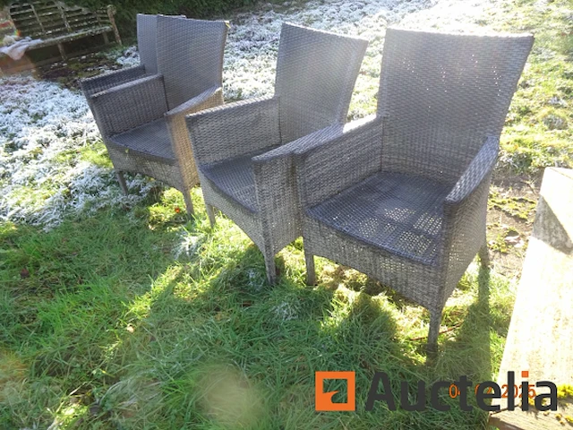 1 set outdoor meubilair zoals 2 teakhouten ligstoelen, 1 tuintafel 80cm/80cm/71cm, 4 kunststof rieten stoelen, 1 teakhouten bank, 1 barbecue, 1 teakhouten roltafel, 1 teakhouten tafel met 6 lange opvouwbare stoelen. totaal tafel 2m40, 4 metaal frame ligstoelen, 3 buitenbanken, 1 console, 1 boeddhahoofd, 1 kleine tafel twee bovenste marmeren rek compartimenten - afbeelding 11 van  15