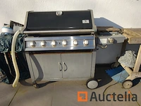 1 set outdoor meubilair zoals 2 teakhouten ligstoelen, 1 tuintafel 80cm/80cm/71cm, 4 kunststof rieten stoelen, 1 teakhouten bank, 1 barbecue, 1 teakhouten roltafel, 1 teakhouten tafel met 6 lange opvouwbare stoelen. totaal tafel 2m40, 4 metaal frame ligstoelen, 3 buitenbanken, 1 console, 1 boeddhahoofd, 1 kleine tafel twee bovenste marmeren rek compartimenten - afbeelding 12 van  15