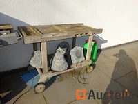 1 set outdoor meubilair zoals 2 teakhouten ligstoelen, 1 tuintafel 80cm/80cm/71cm, 4 kunststof rieten stoelen, 1 teakhouten bank, 1 barbecue, 1 teakhouten roltafel, 1 teakhouten tafel met 6 lange opvouwbare stoelen. totaal tafel 2m40, 4 metaal frame ligstoelen, 3 buitenbanken, 1 console, 1 boeddhahoofd, 1 kleine tafel twee bovenste marmeren rek compartimenten - afbeelding 13 van  15