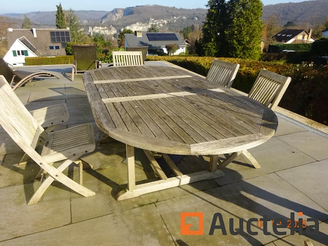 1 set outdoor meubilair zoals 2 teakhouten ligstoelen, 1 tuintafel 80cm/80cm/71cm, 4 kunststof rieten stoelen, 1 teakhouten bank, 1 barbecue, 1 teakhouten roltafel, 1 teakhouten tafel met 6 lange opvouwbare stoelen. totaal tafel 2m40, 4 metaal frame ligstoelen, 3 buitenbanken, 1 console, 1 boeddhahoofd, 1 kleine tafel twee bovenste marmeren rek compartimenten - afbeelding 14 van  15