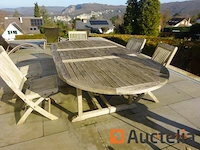 1 set outdoor meubilair zoals 2 teakhouten ligstoelen, 1 tuintafel 80cm/80cm/71cm, 4 kunststof rieten stoelen, 1 teakhouten bank, 1 barbecue, 1 teakhouten roltafel, 1 teakhouten tafel met 6 lange opvouwbare stoelen. totaal tafel 2m40, 4 metaal frame ligstoelen, 3 buitenbanken, 1 console, 1 boeddhahoofd, 1 kleine tafel twee bovenste marmeren rek compartimenten - afbeelding 14 van  15