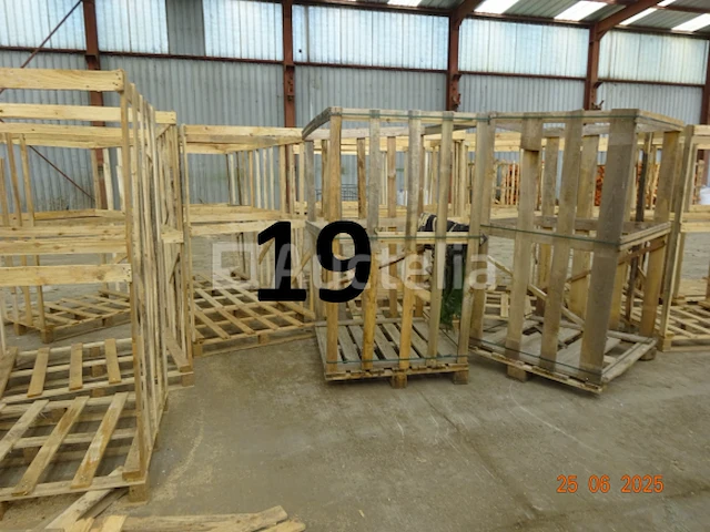 1 set palletmallen, 1 set planken, +/- 15 houten rekken op pallet voor houtopslag - afbeelding 1 van  6