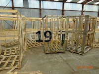 1 set palletmallen, 1 set planken, +/- 15 houten rekken op pallet voor houtopslag - afbeelding 1 van  6