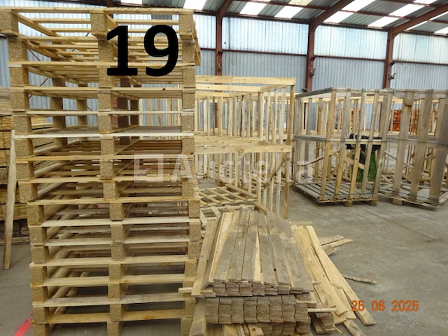 1 set palletmallen, 1 set planken, +/- 15 houten rekken op pallet voor houtopslag - afbeelding 2 van  6