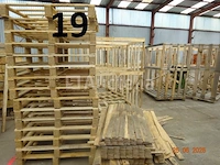 1 set palletmallen, 1 set planken, +/- 15 houten rekken op pallet voor houtopslag - afbeelding 2 van  6