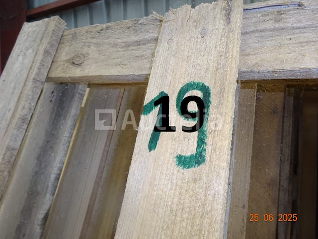 1 set palletmallen, 1 set planken, +/- 15 houten rekken op pallet voor houtopslag - afbeelding 3 van  6