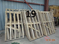 1 set palletmallen, 1 set planken, +/- 15 houten rekken op pallet voor houtopslag - afbeelding 4 van  6