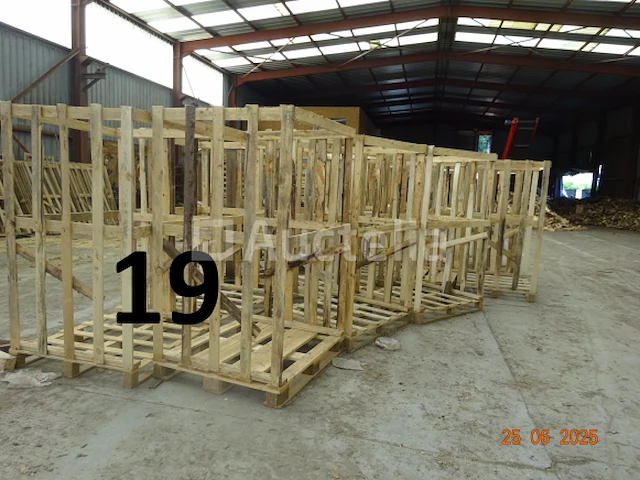 1 set palletmallen, 1 set planken, +/- 15 houten rekken op pallet voor houtopslag - afbeelding 5 van  6