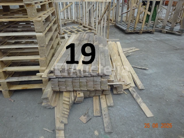 1 set palletmallen, 1 set planken, +/- 15 houten rekken op pallet voor houtopslag - afbeelding 6 van  6