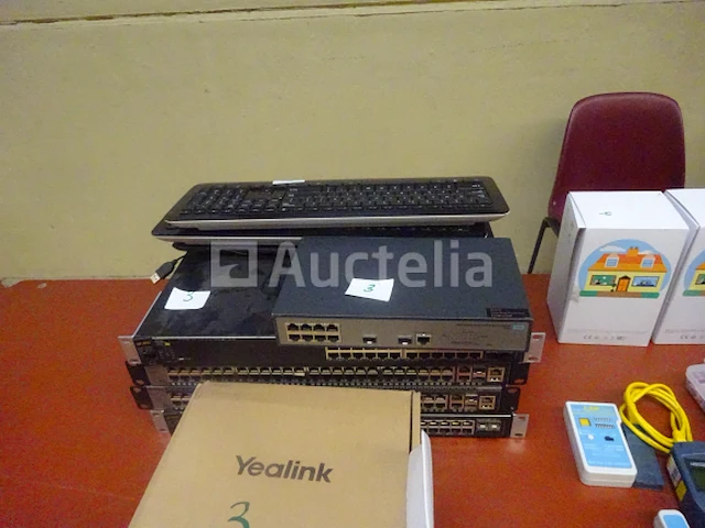 1 set rj45 patchracks met 6, 24 en 48 poorten, diverse merken aruba, d-link-netasou250, 1 nieuw yealink telefoontoestel in de originele verpakking, 3 keypads - afbeelding 1 van  4
