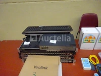 1 set rj45 patchracks met 6, 24 en 48 poorten, diverse merken aruba, d-link-netasou250, 1 nieuw yealink telefoontoestel in de originele verpakking, 3 keypads